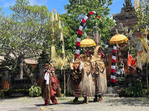 Danse traditionnelle du Barong dans la cour d’un temple balinais